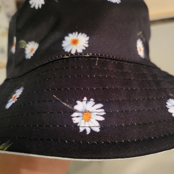 Alice + Olivia white bucket hat reversible flower ?